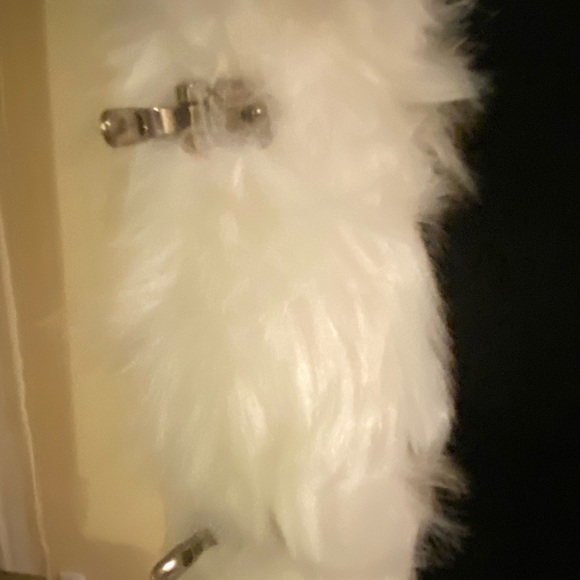 Masseys White Faux Fur Vest with Hook n Eye Closures in Front Size Large - Picture 6 of 7
